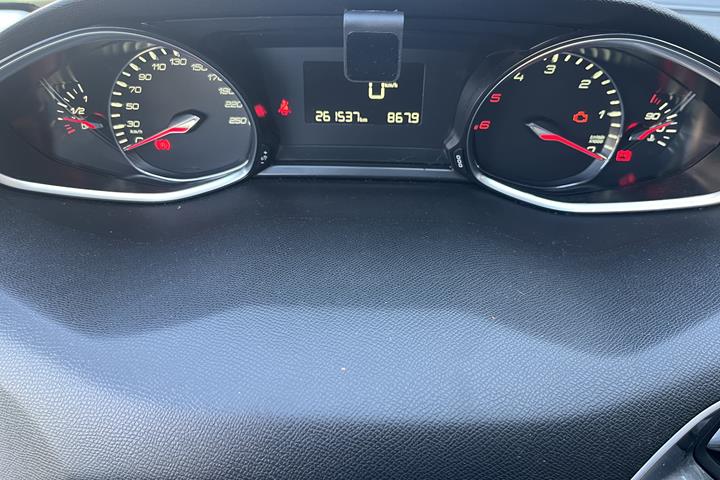 Grå Peugeot 308 fra 2016