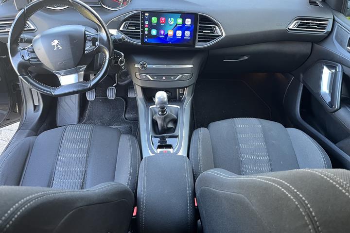 Grå Peugeot 308 fra 2016