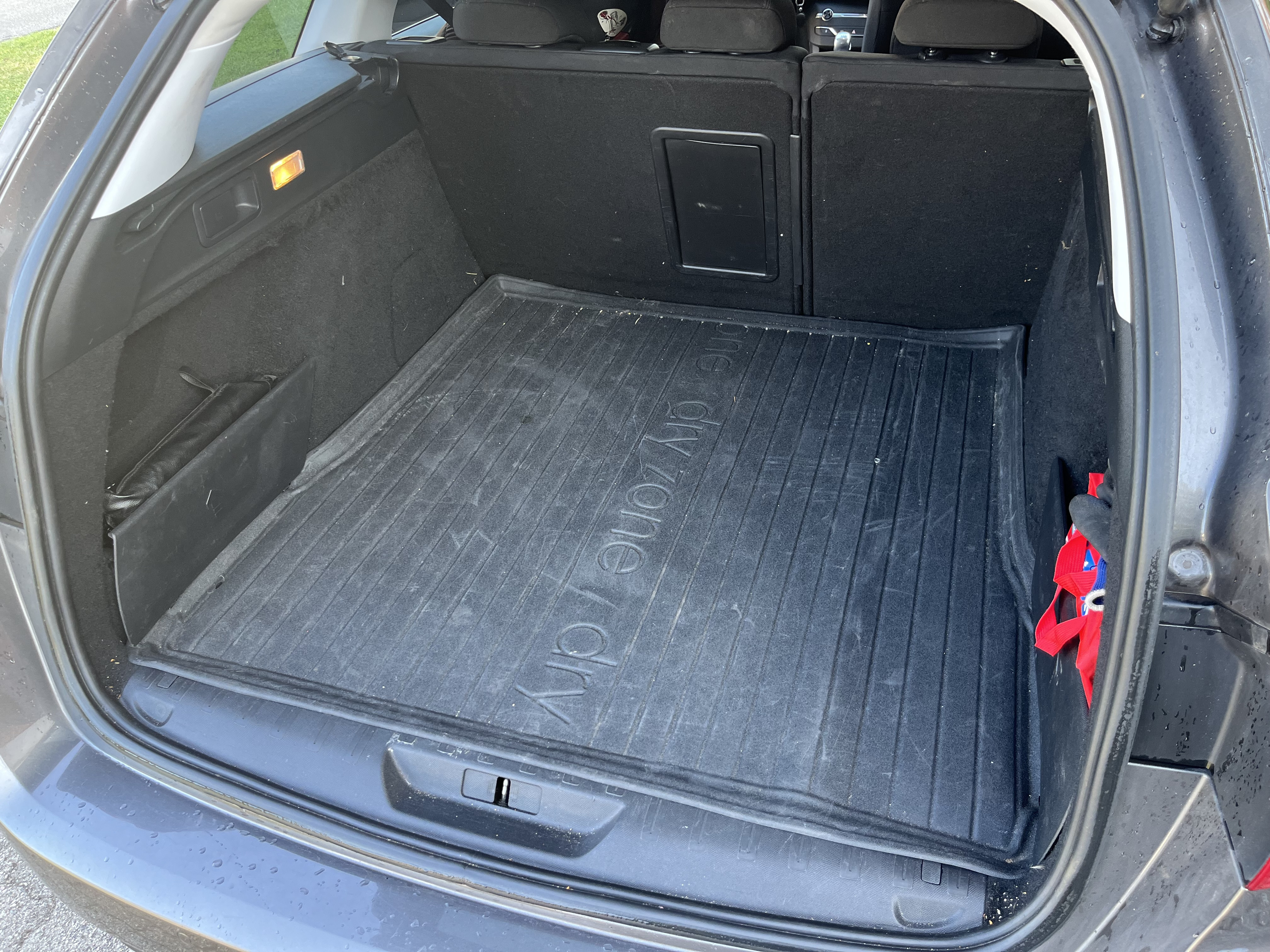 Grå Peugeot 308 fra 2016