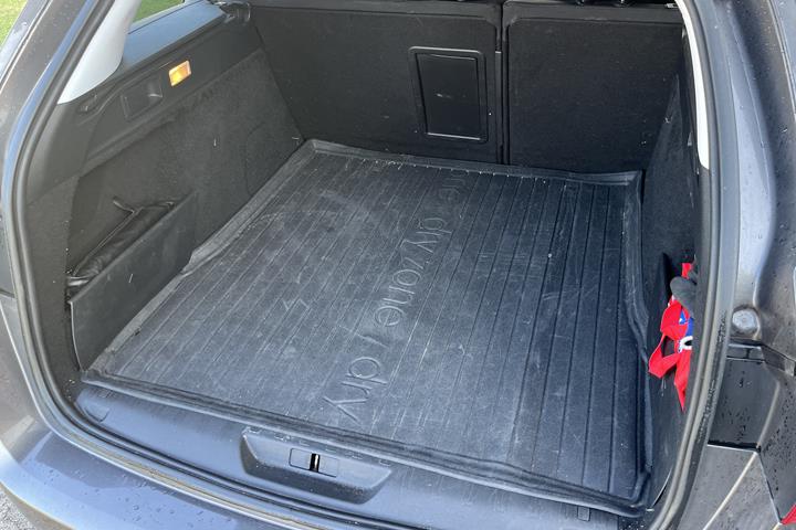Grå Peugeot 308 fra 2016