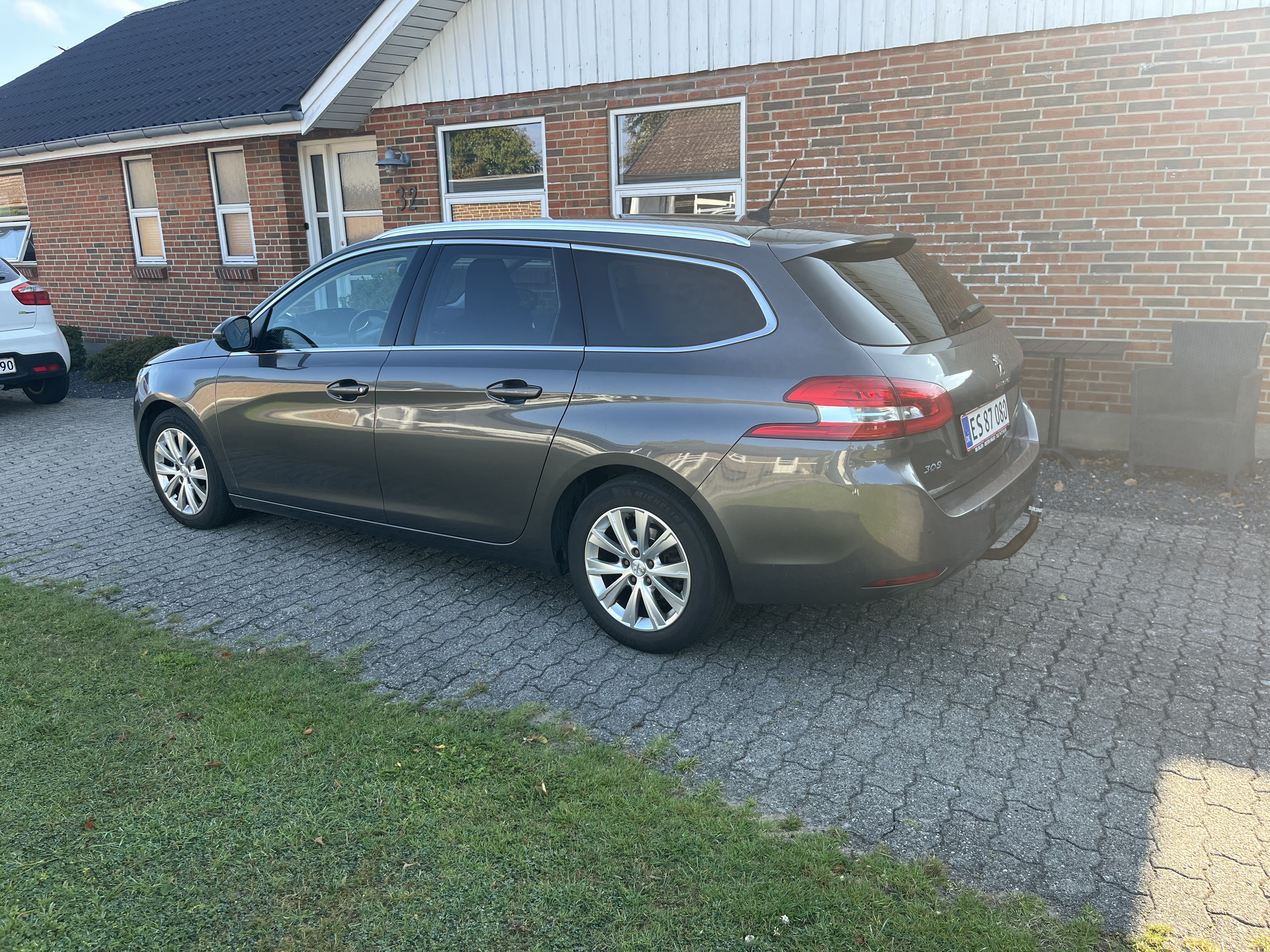 Grå Peugeot 308 fra 2016