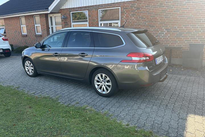 Grå Peugeot 308 fra 2016