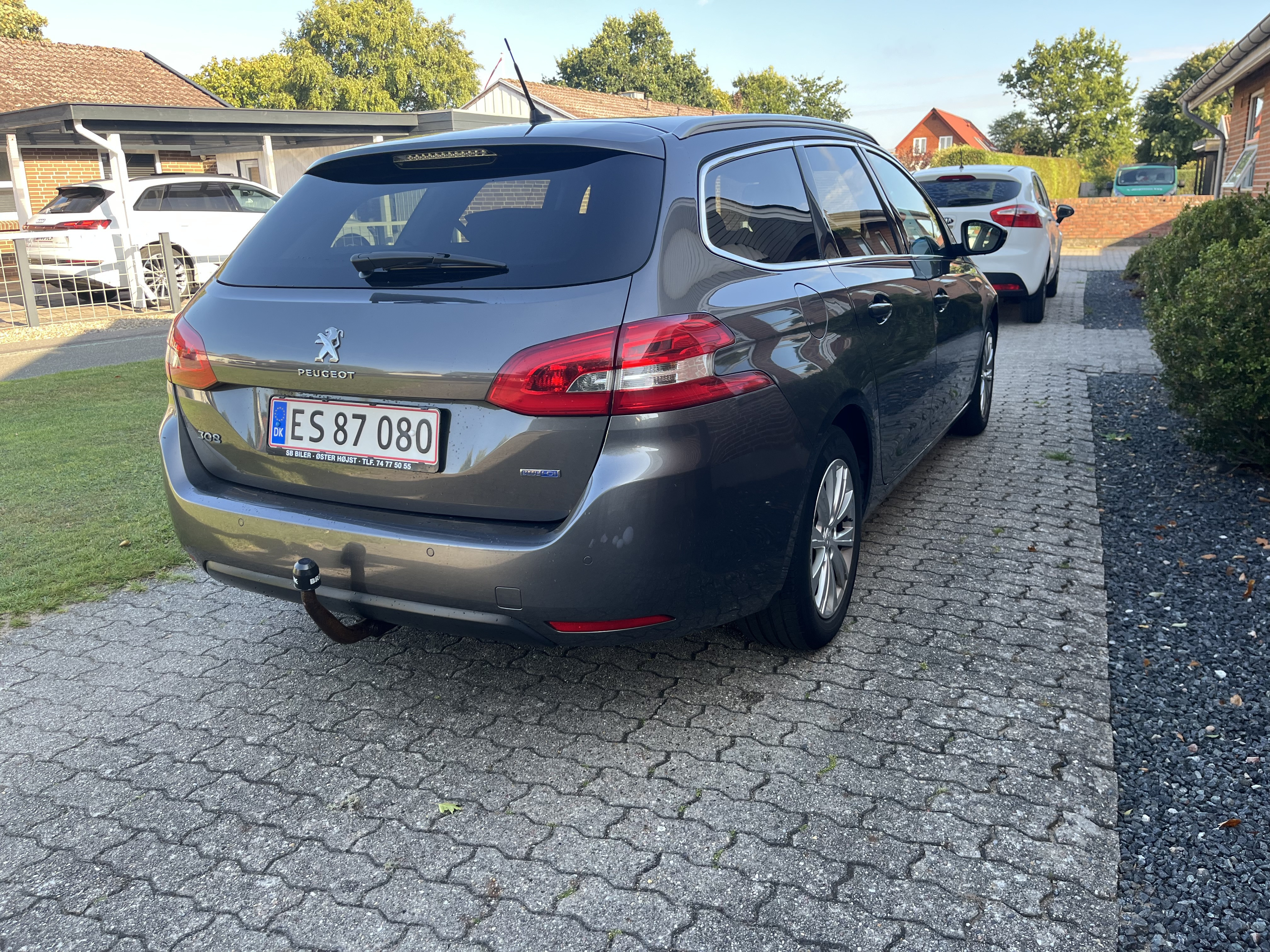 Grå Peugeot 308 fra 2016