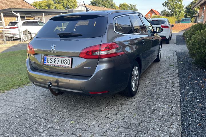 Grå Peugeot 308 fra 2016