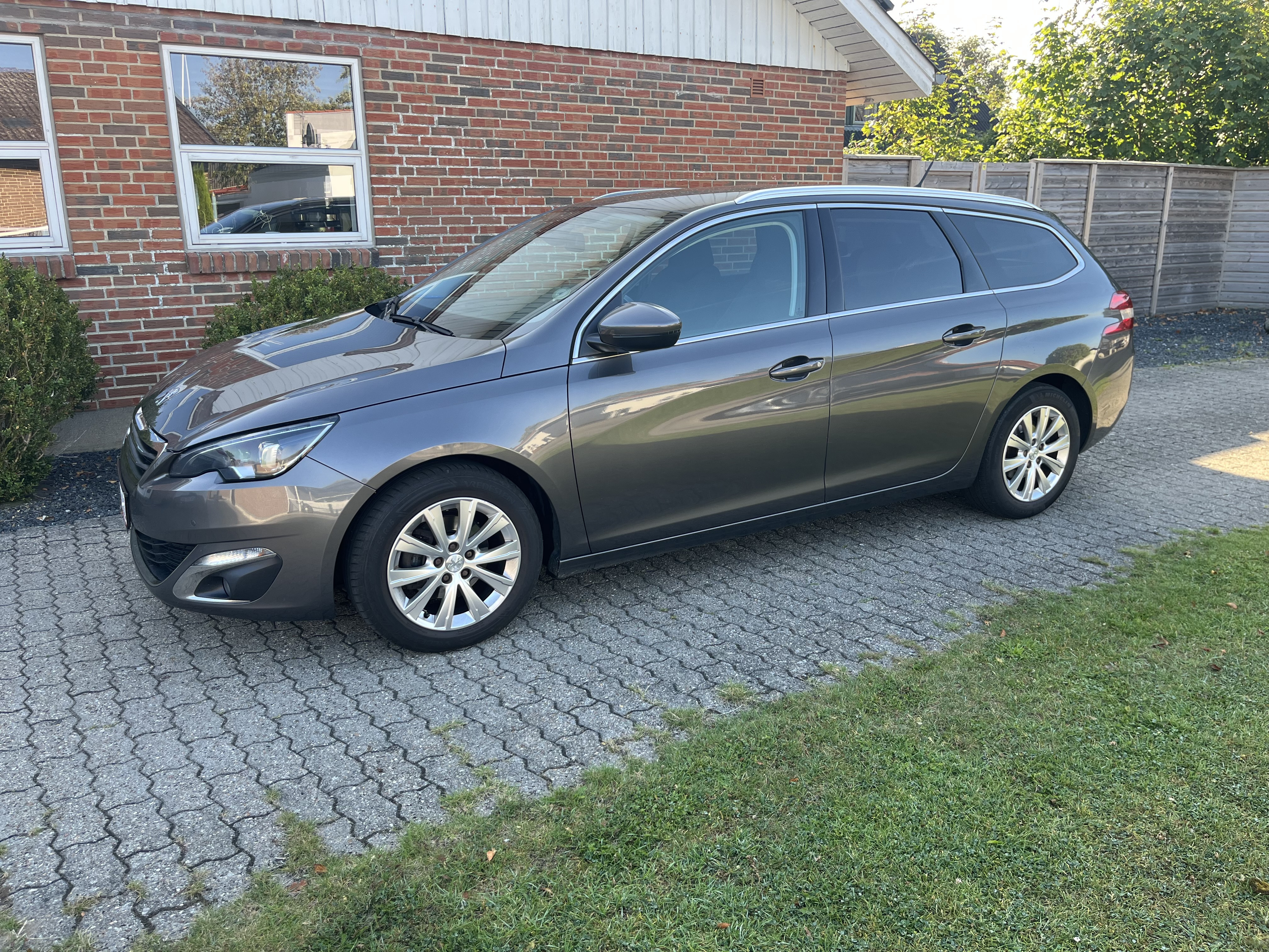 Grå Peugeot 308 fra 2016