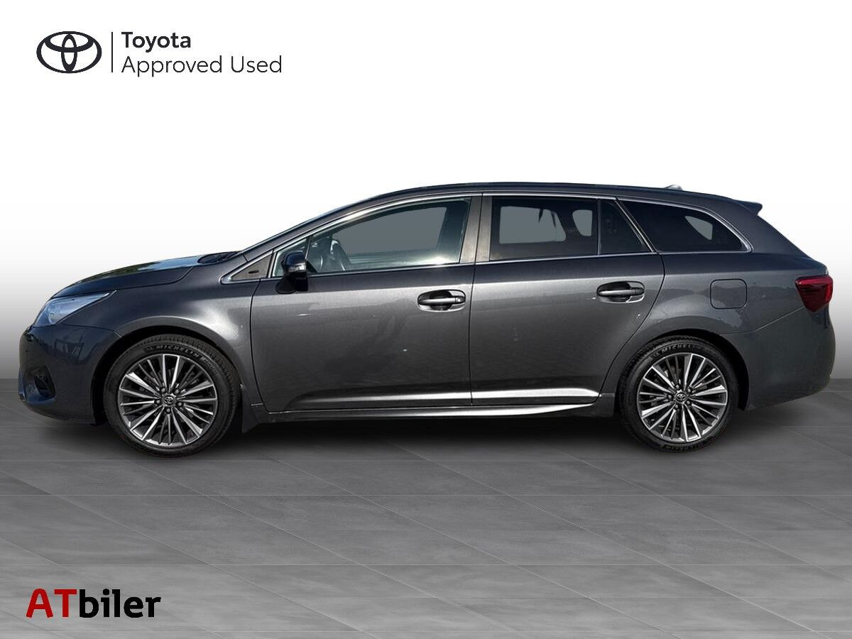 Grå Toyota Avensis fra 2017