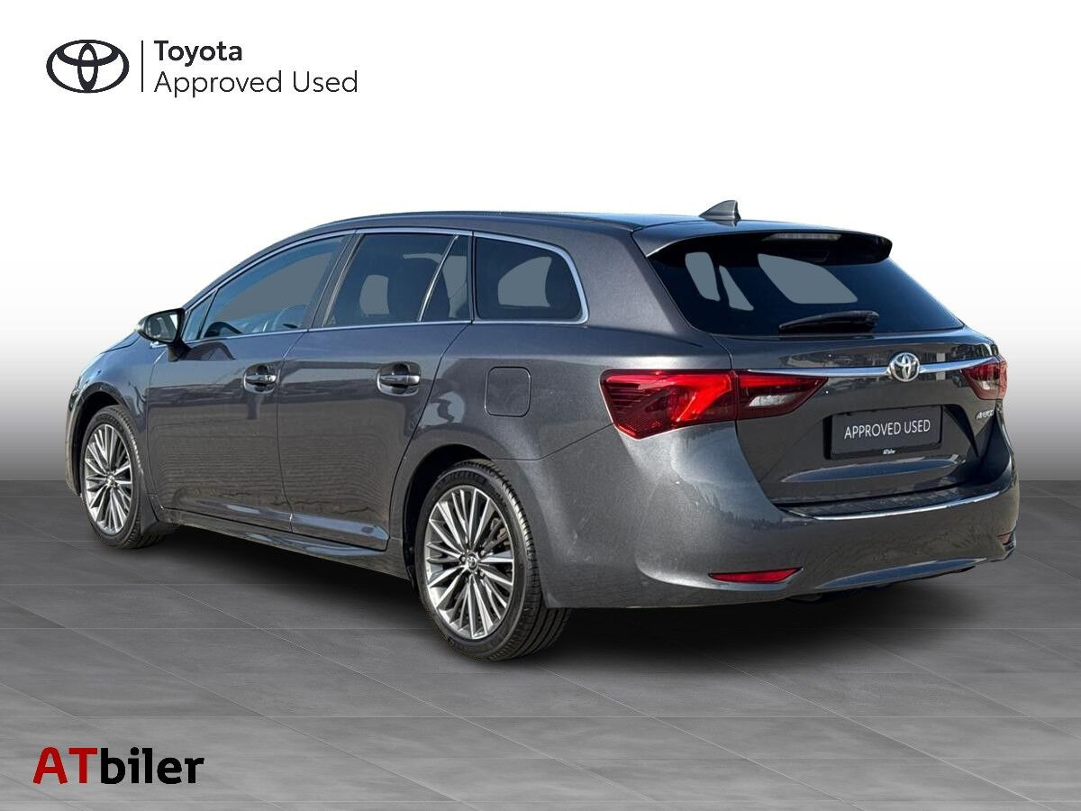 Grå Toyota Avensis fra 2017