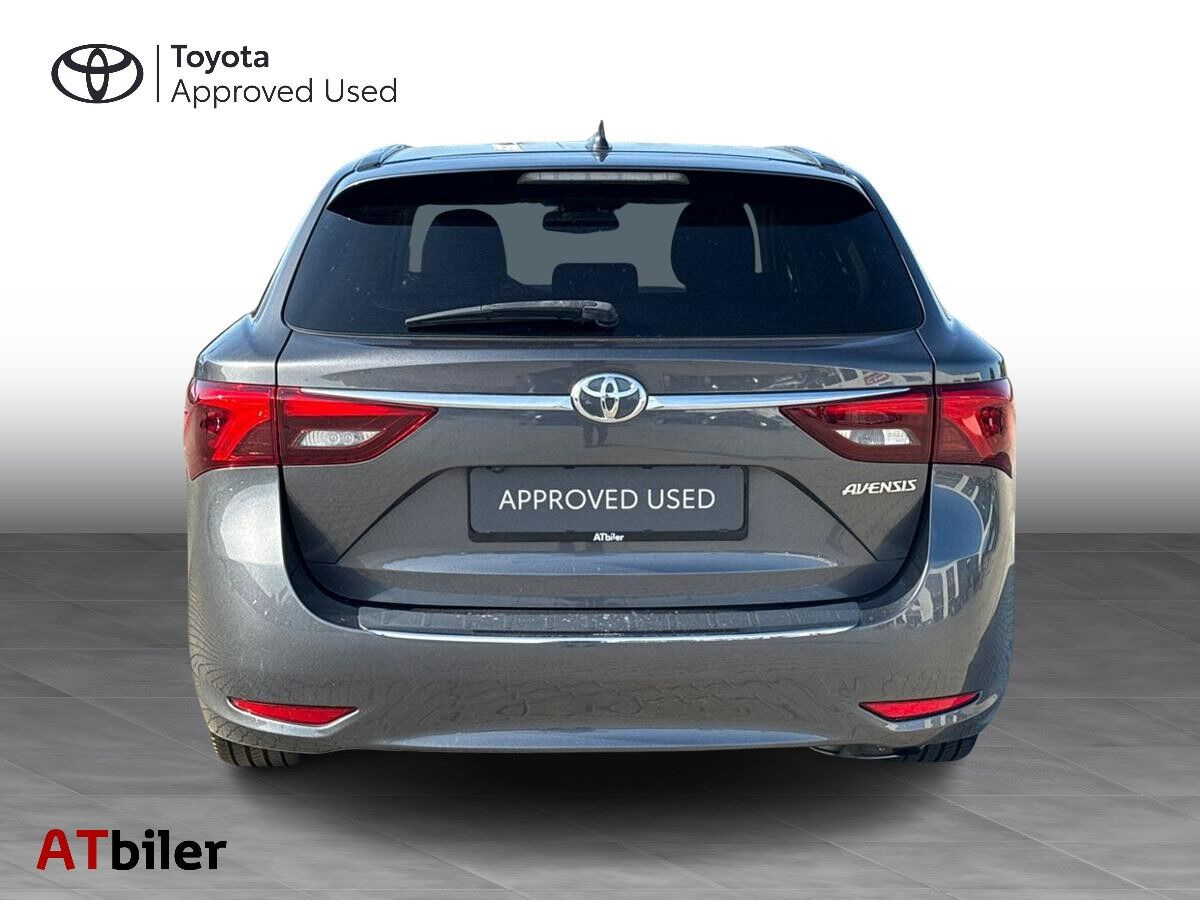 Grå Toyota Avensis fra 2017