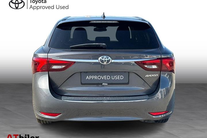 Grå Toyota Avensis fra 2017