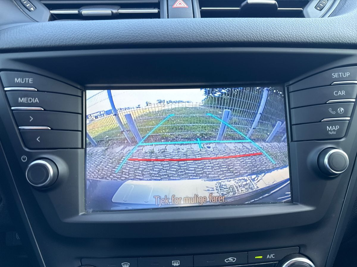Grå Toyota Avensis fra 2017