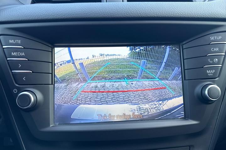Grå Toyota Avensis fra 2017