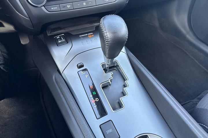 Grå Toyota Avensis fra 2017