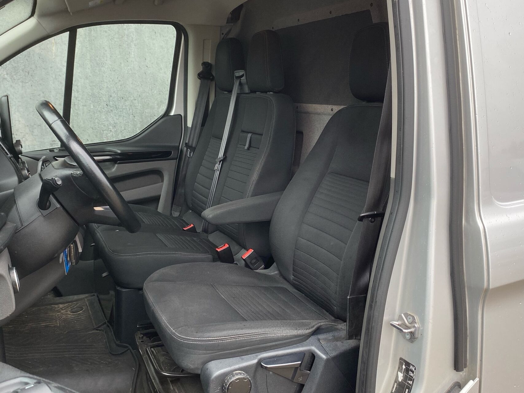 Sølv Ford Transit Custom fra 2019