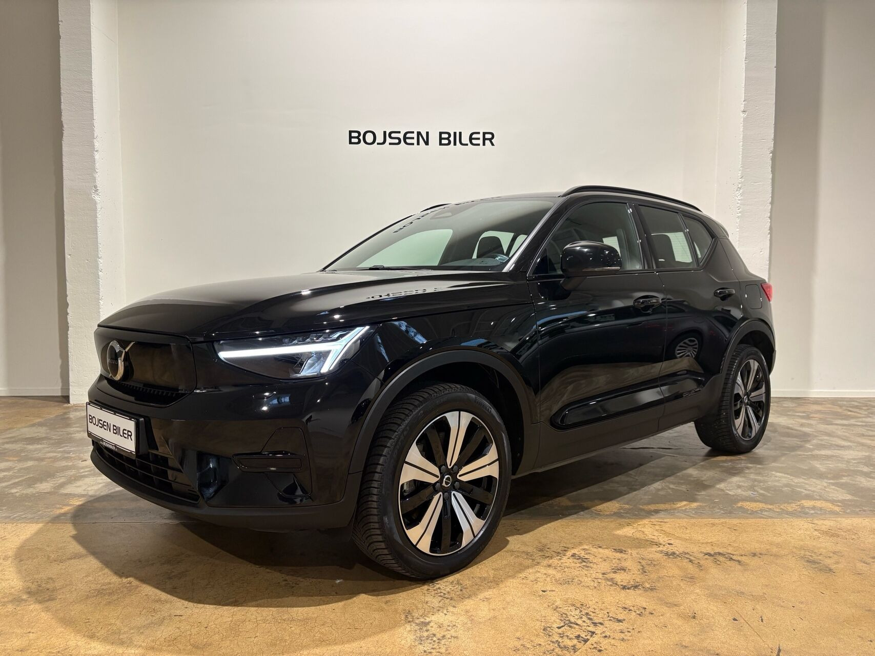Sort Volvo XC40 fra 2023 set udefra