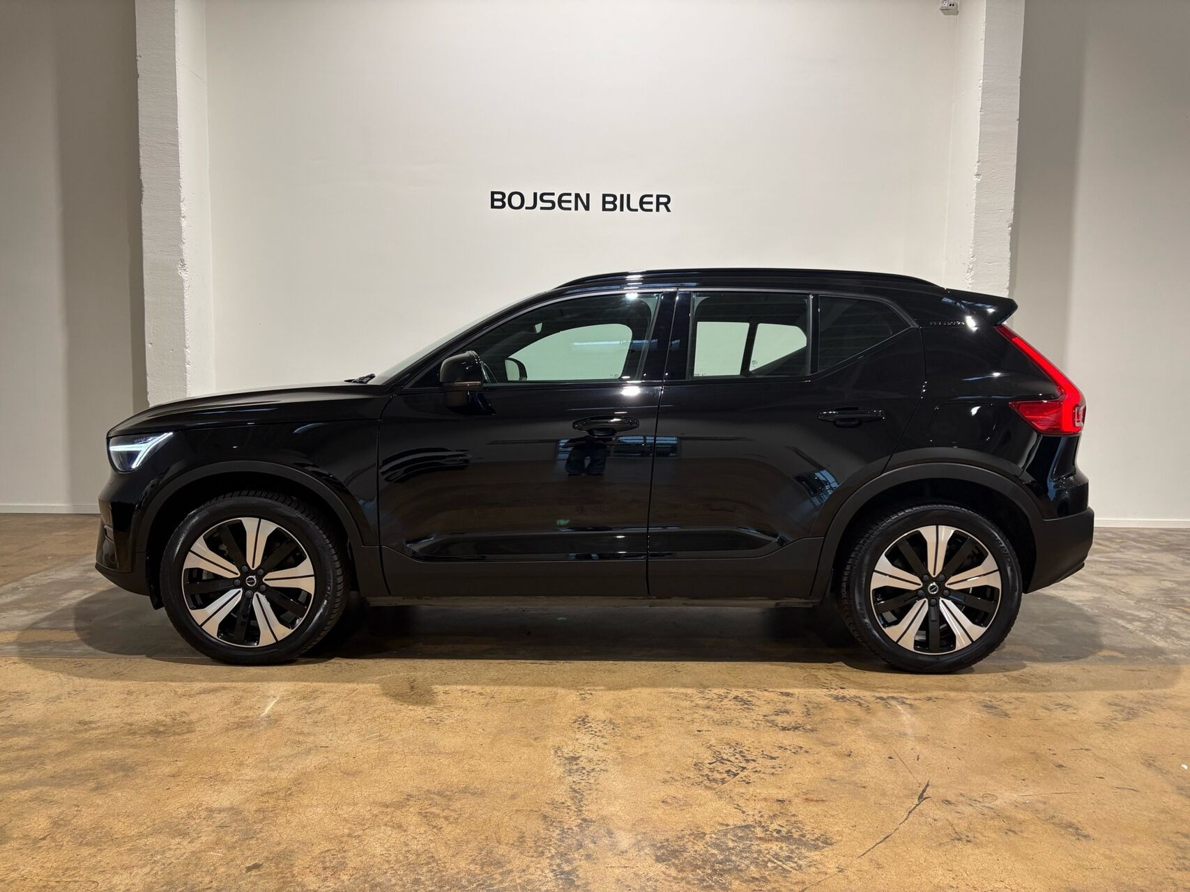 Sort Volvo XC40 fra 2023