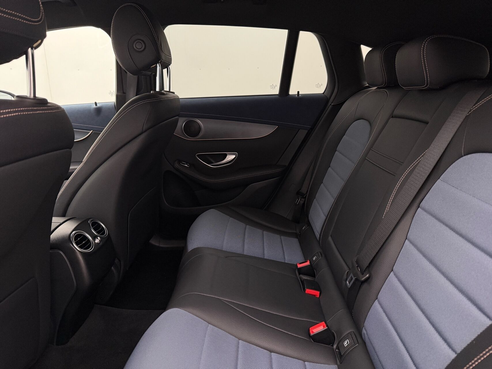Grå Mercedes EQC 400 fra 2023