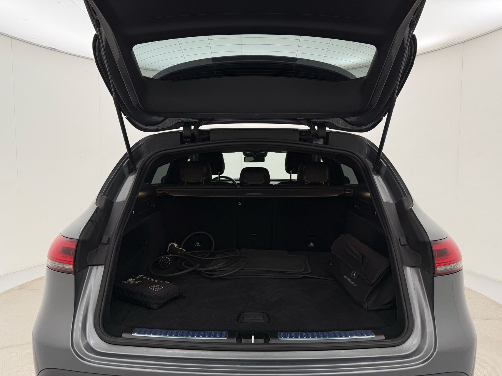 Grå Mercedes EQC 400 fra 2023