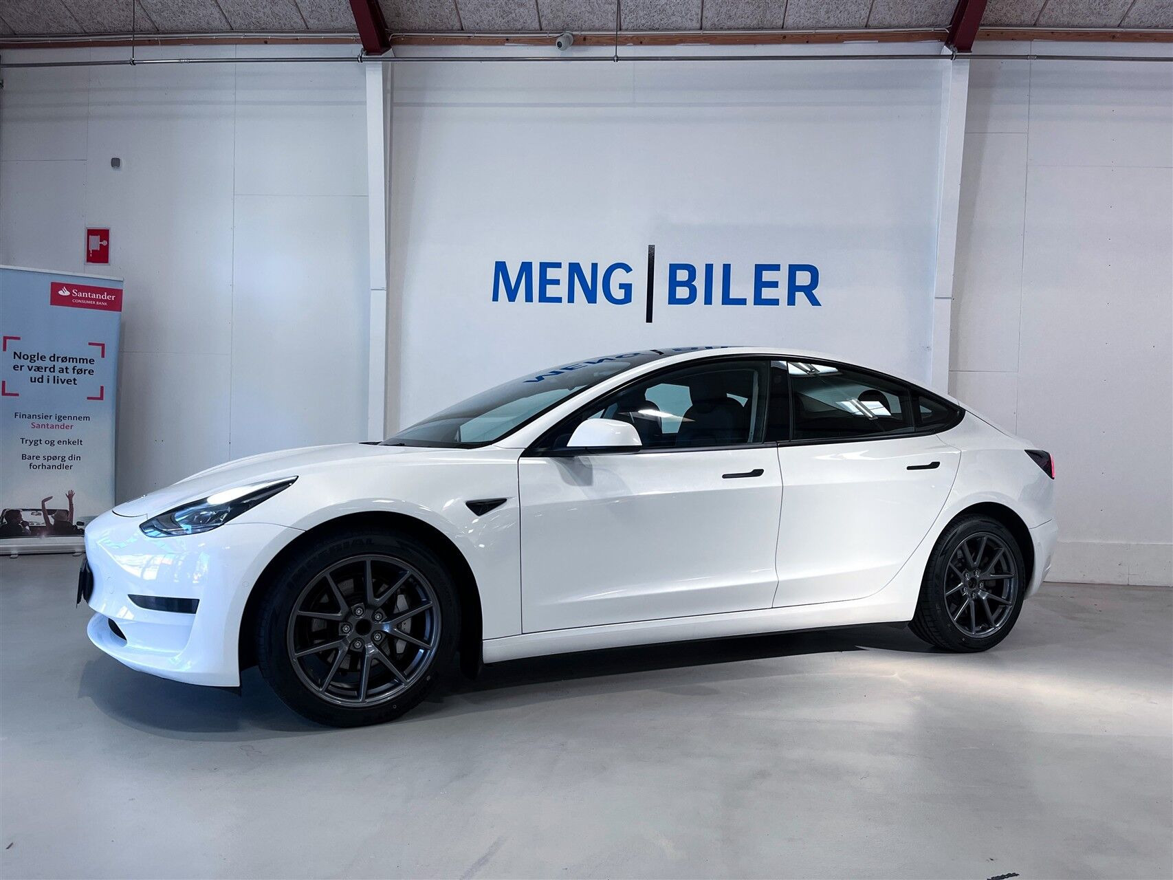 Hvid Tesla Model 3 fra 2021