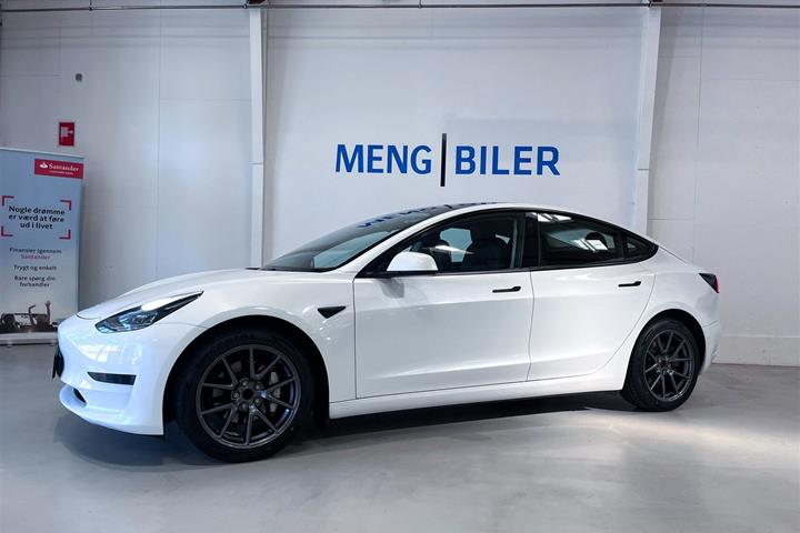 Hvid Tesla Model 3 fra 2021