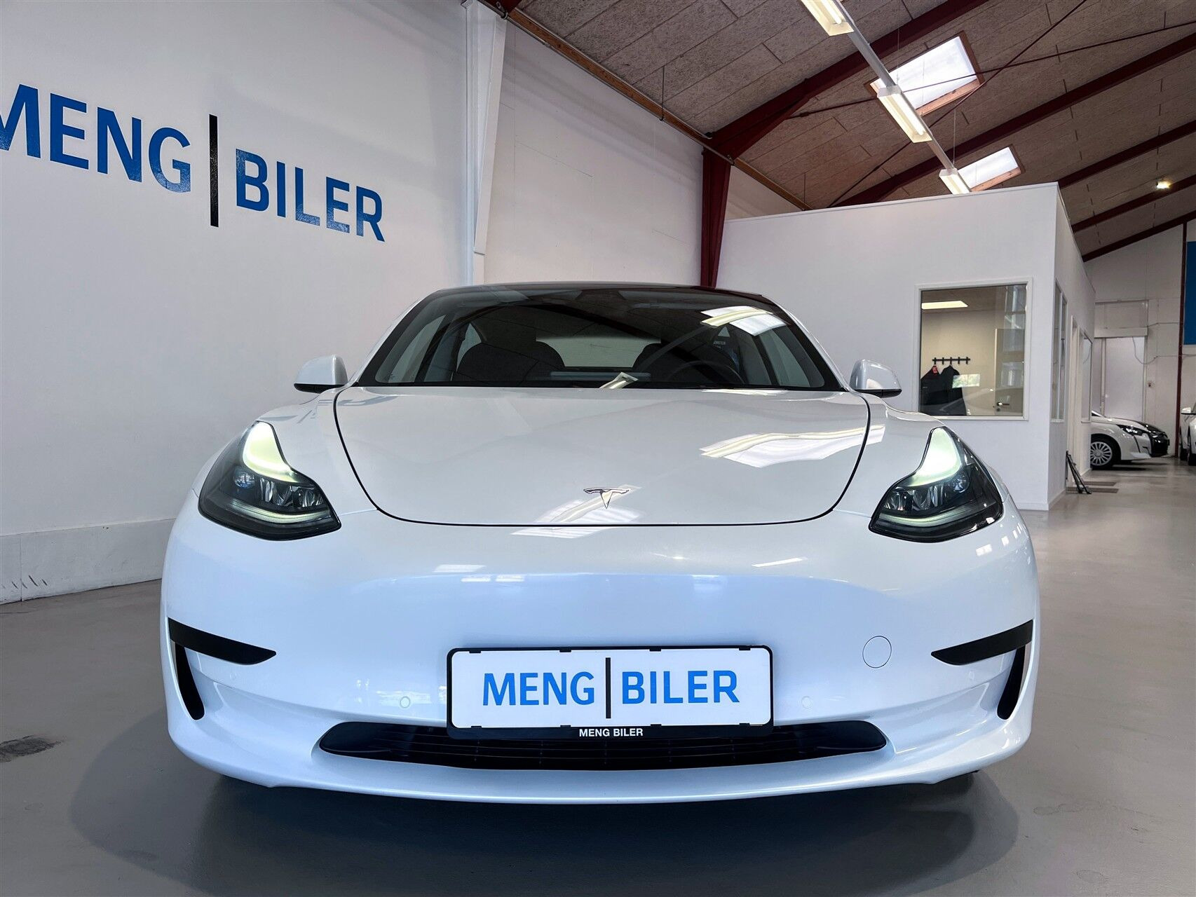 Hvid Tesla Model 3 fra 2021