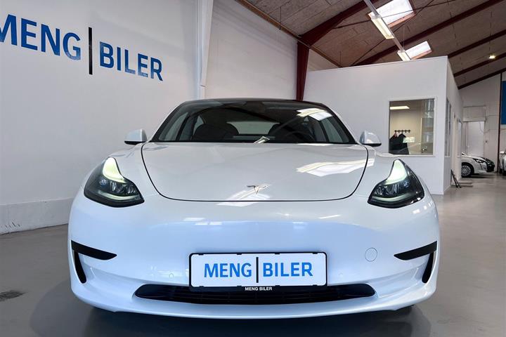 Hvid Tesla Model 3 fra 2021