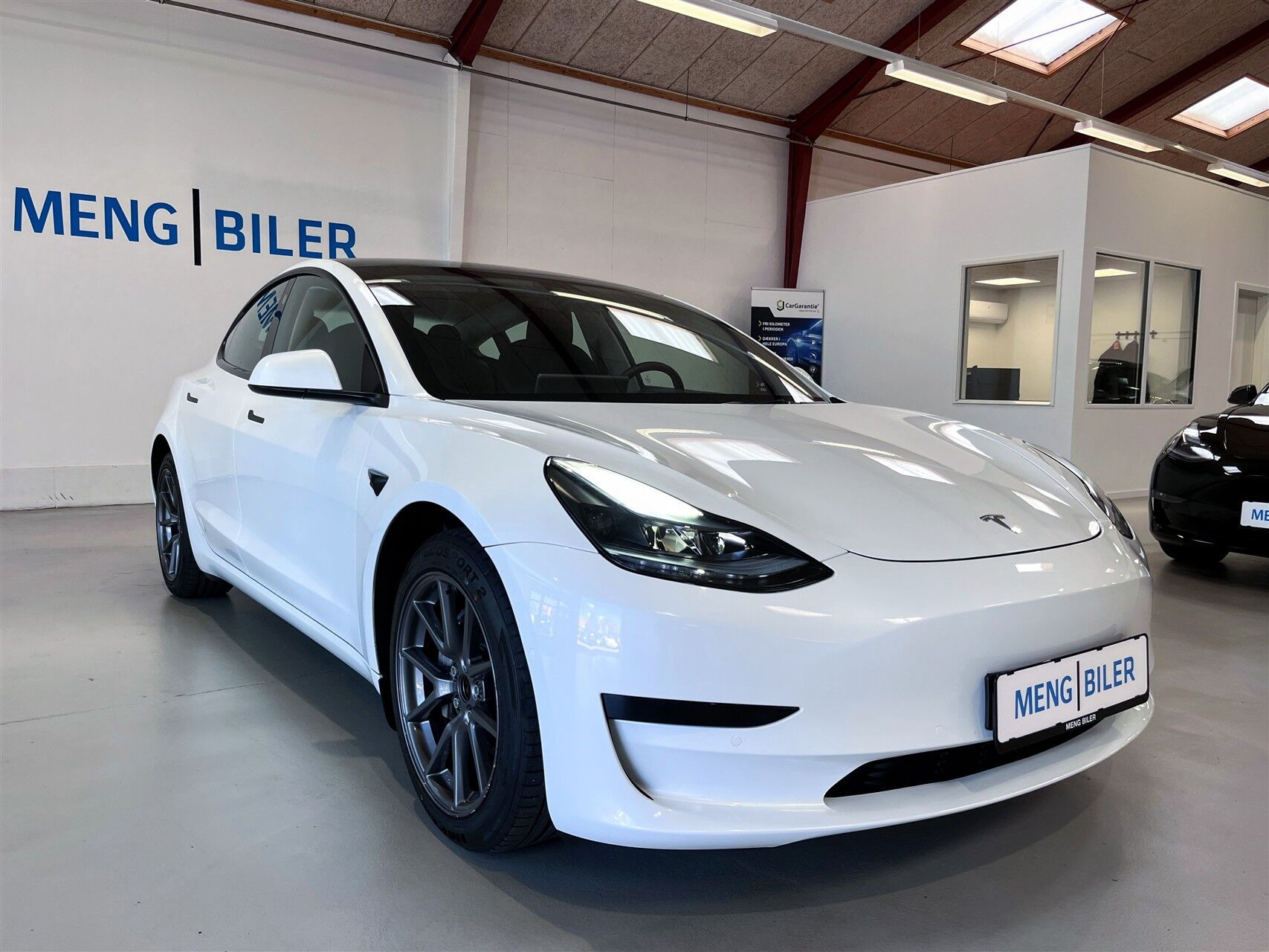 Hvid Tesla Model 3 fra 2021