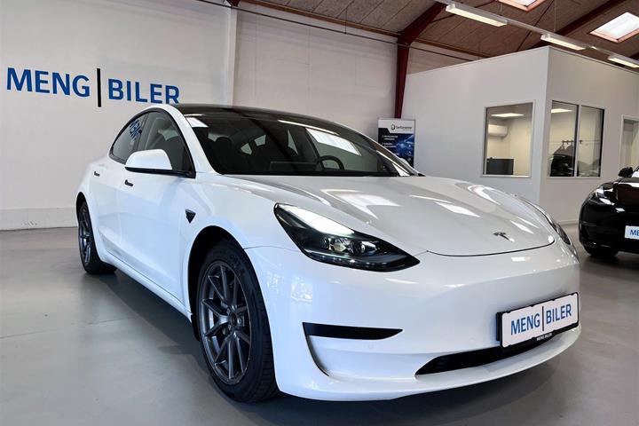 Hvid Tesla Model 3 fra 2021