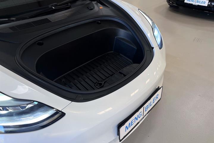 Hvid Tesla Model 3 fra 2021