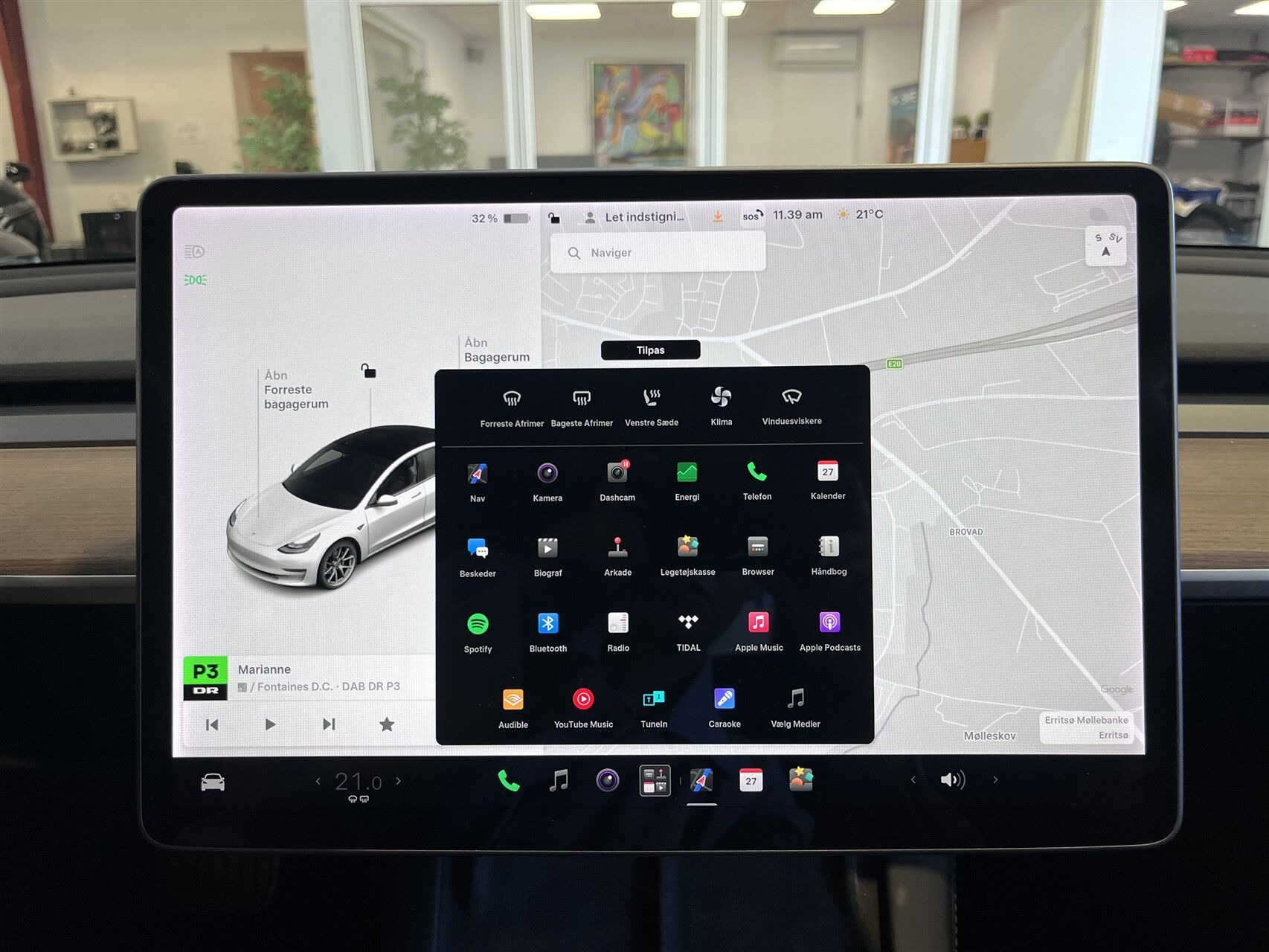 Hvid Tesla Model 3 fra 2021