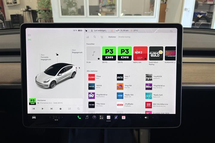 Hvid Tesla Model 3 fra 2021