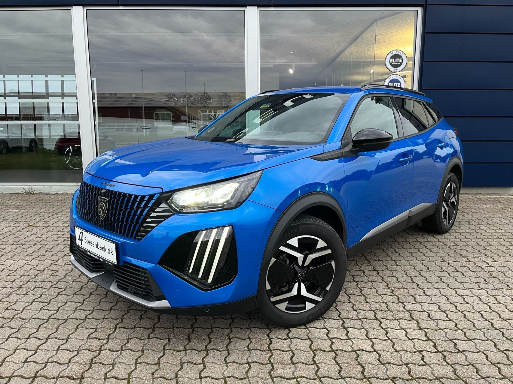 Blå Peugeot 2008 fra 2023