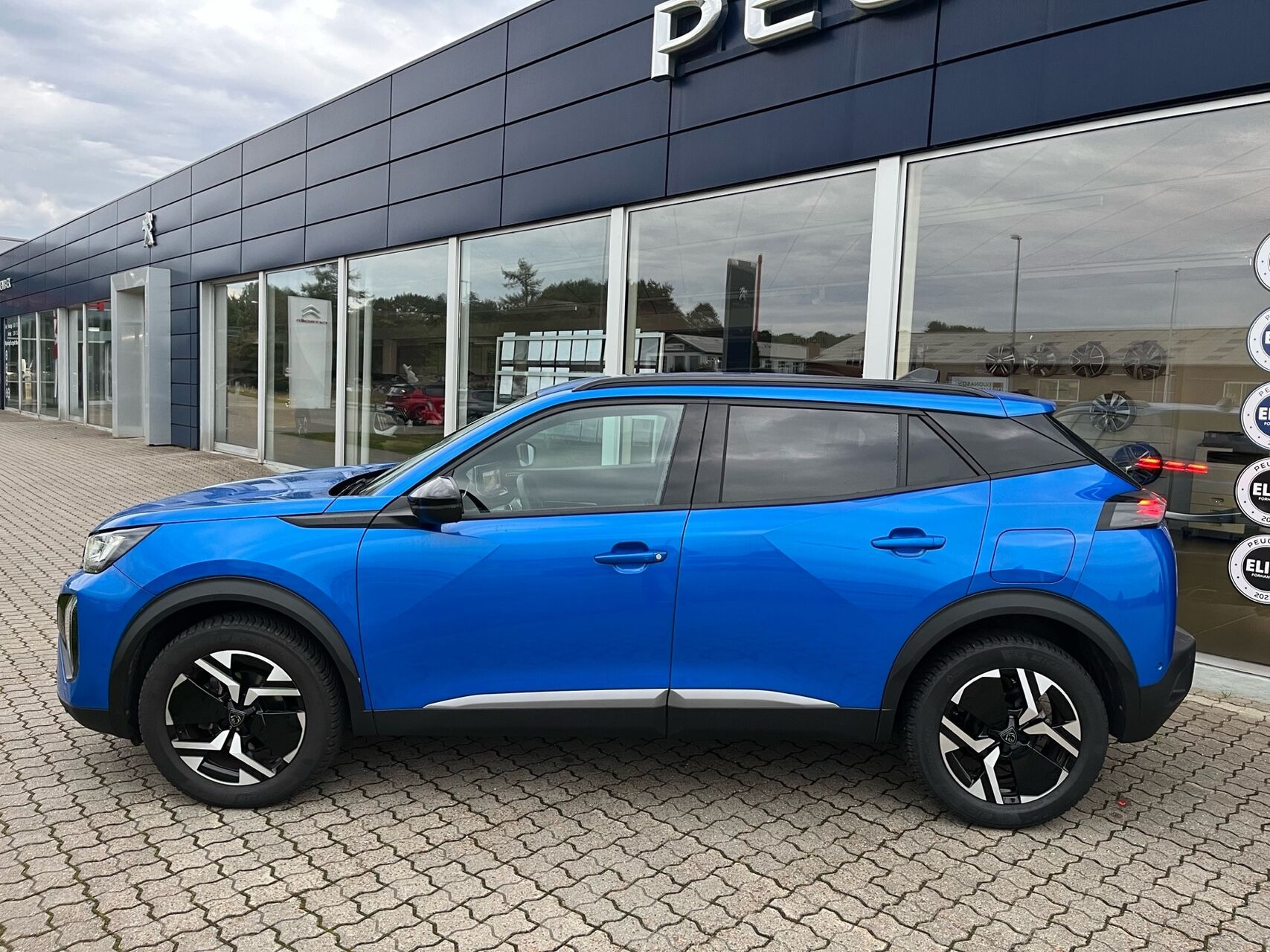 Blå Peugeot 2008 fra 2023