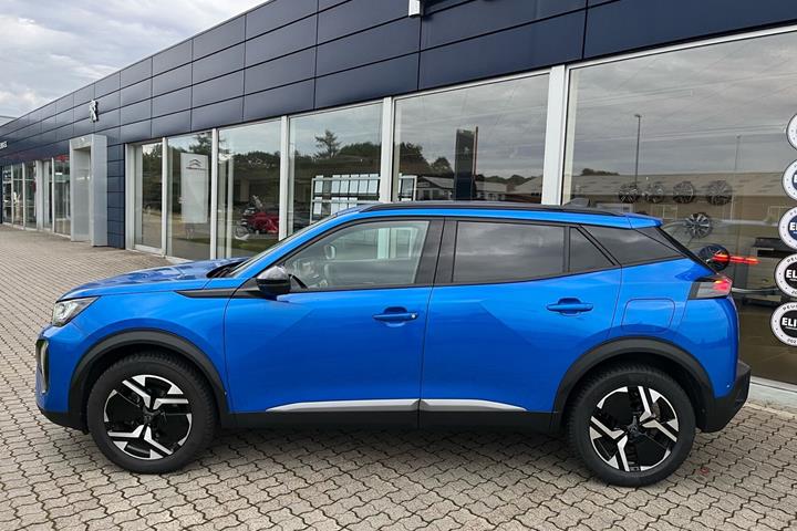 Blå Peugeot 2008 fra 2023