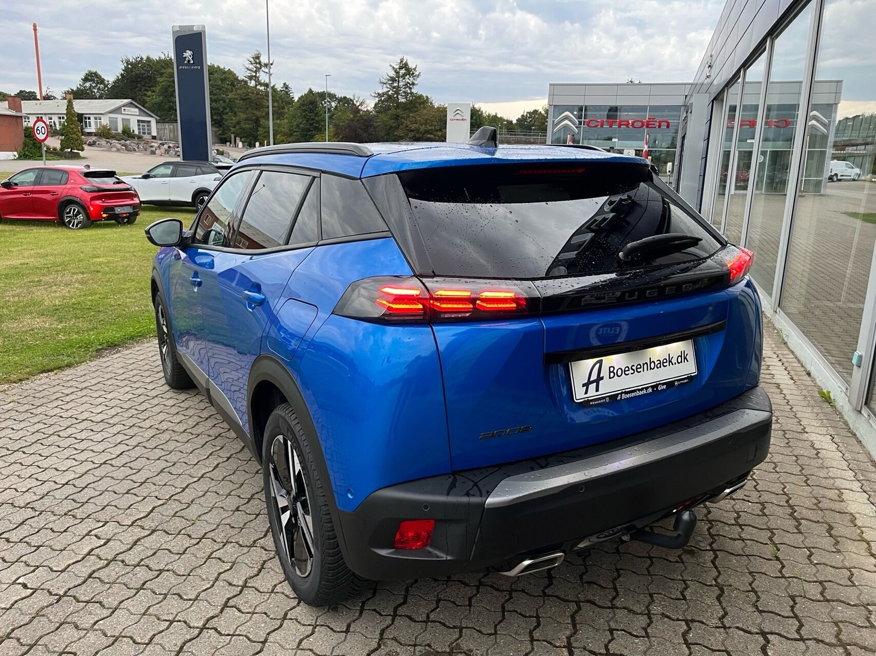 Blå Peugeot 2008 fra 2023