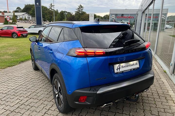 Blå Peugeot 2008 fra 2023