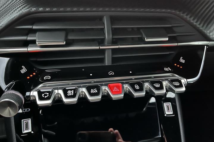 Blå Peugeot 2008 fra 2023