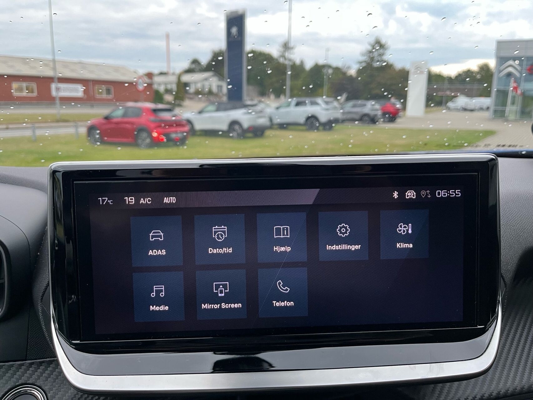 Blå Peugeot 2008 fra 2023