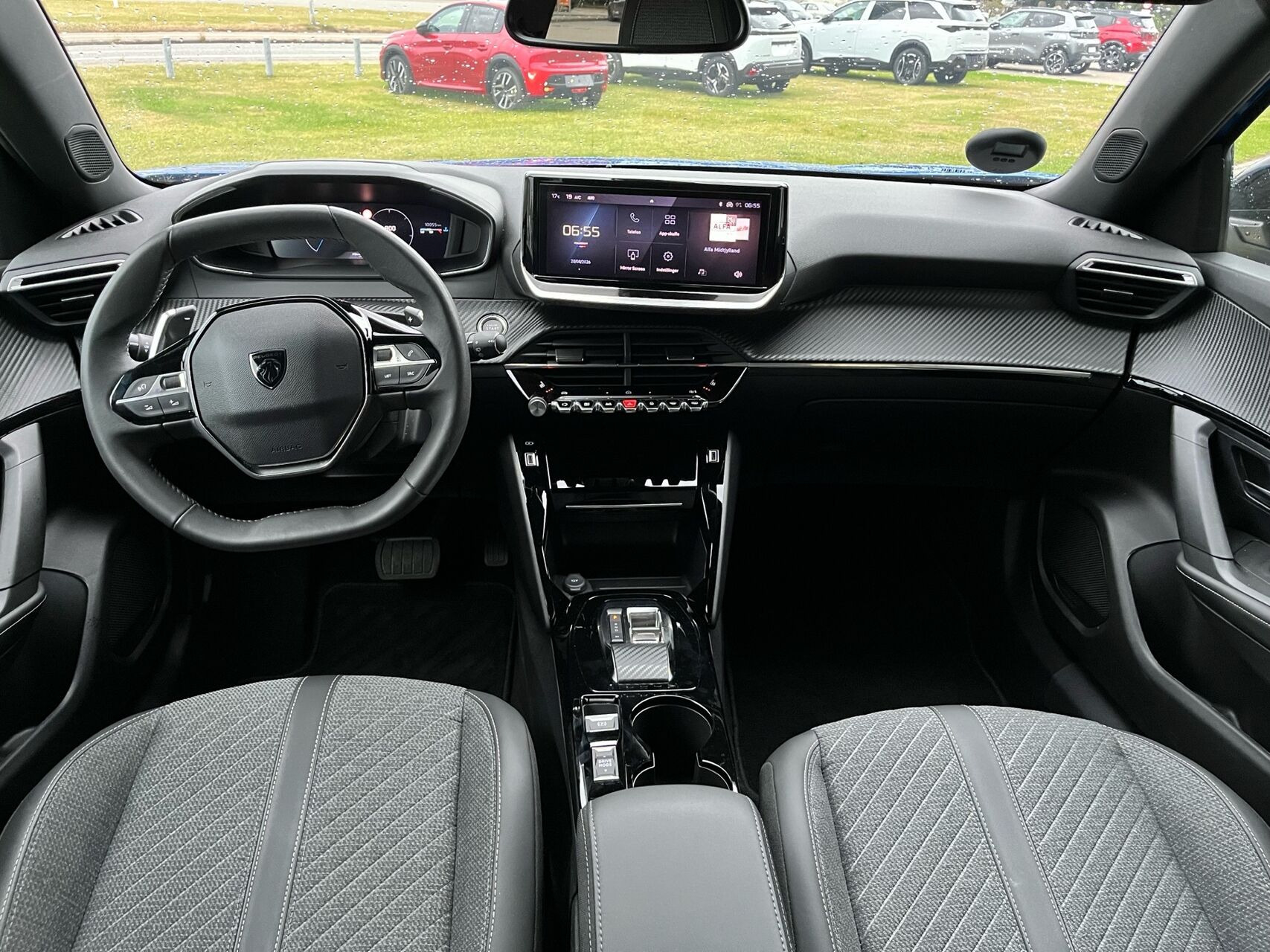 Blå Peugeot 2008 fra 2023