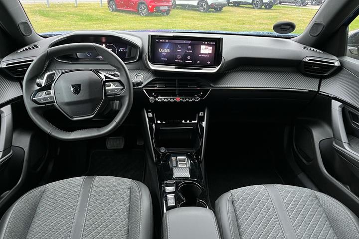 Blå Peugeot 2008 fra 2023