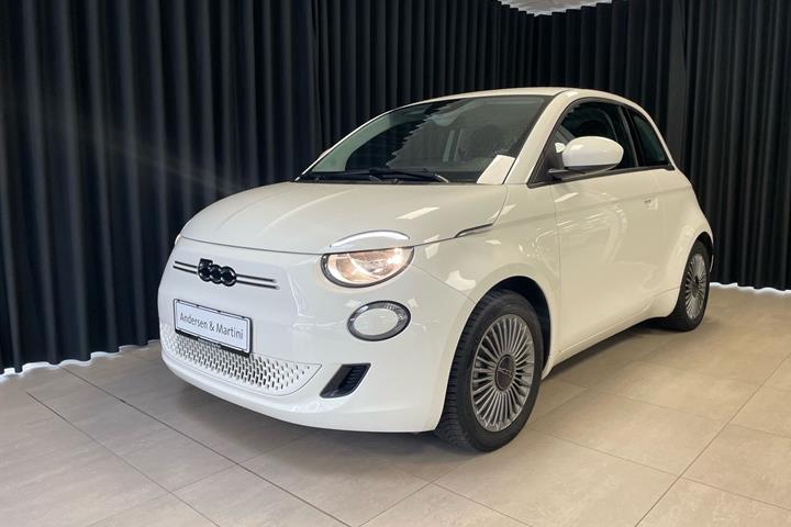 Hvid Fiat 500e fra 2023 set udefra