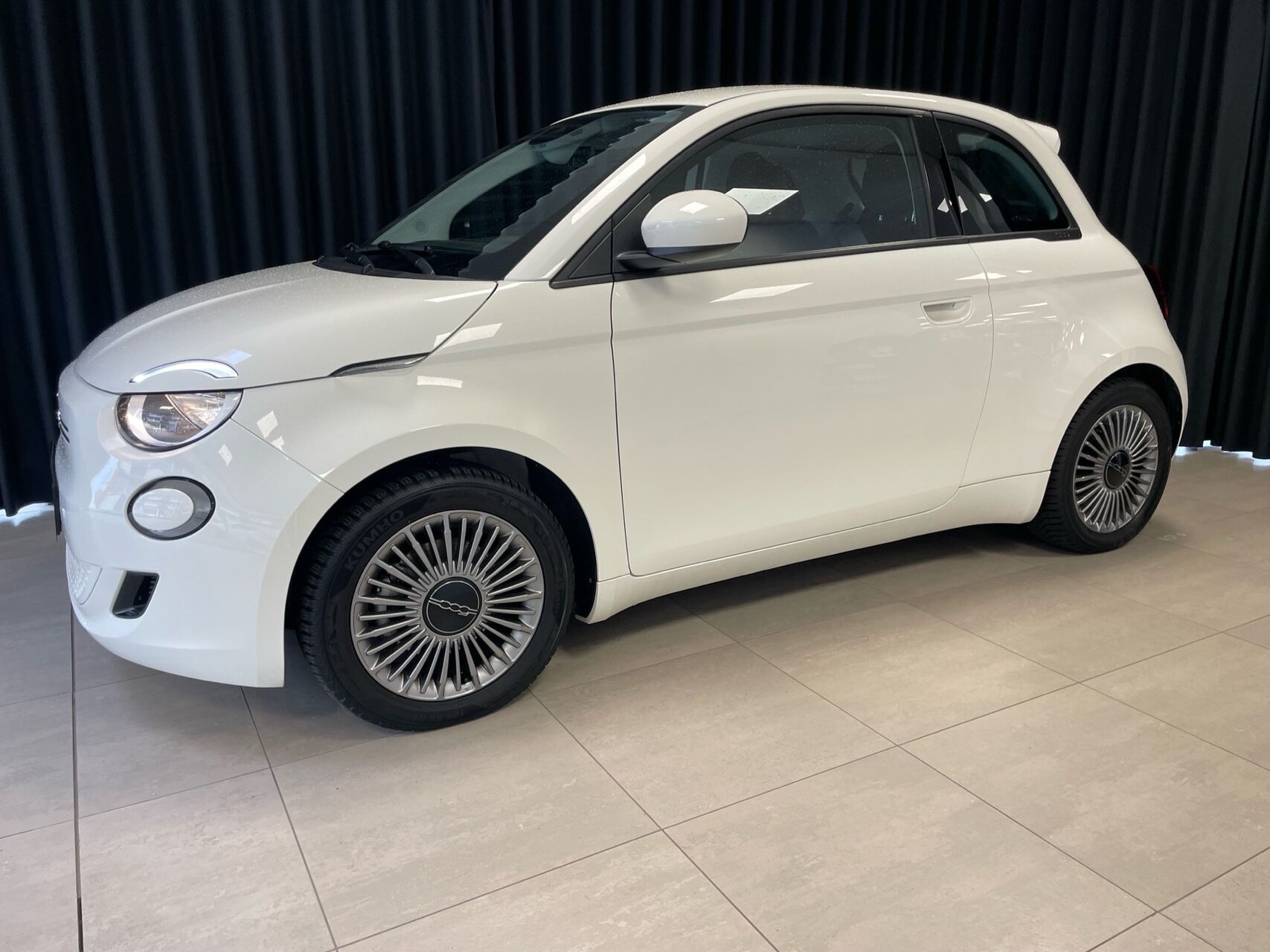 Hvid Fiat 500e fra 2023