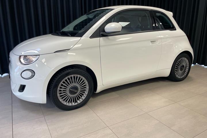 Hvid Fiat 500e fra 2023