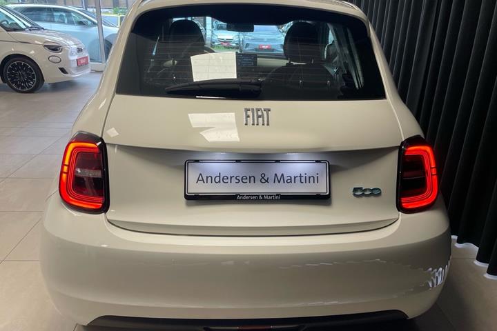 Hvid Fiat 500e fra 2023