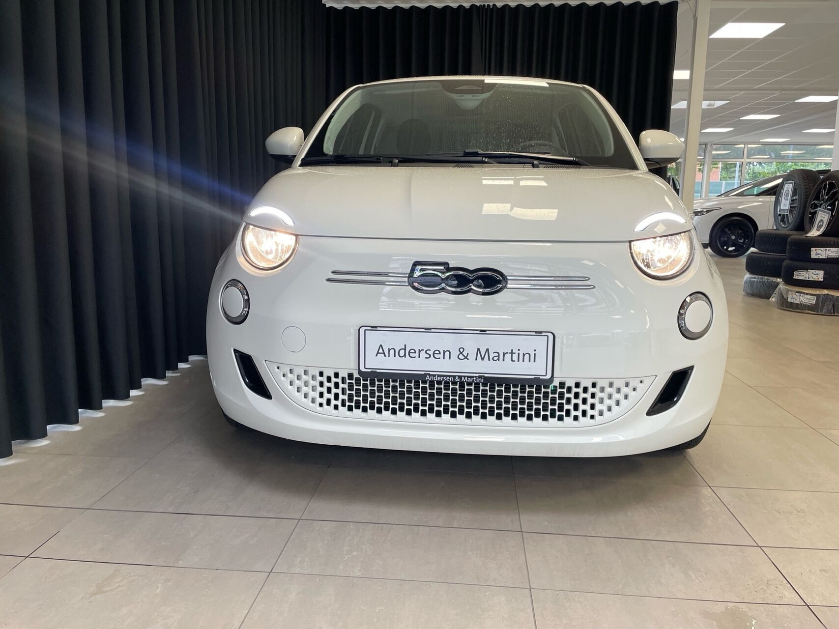 Hvid Fiat 500e fra 2023