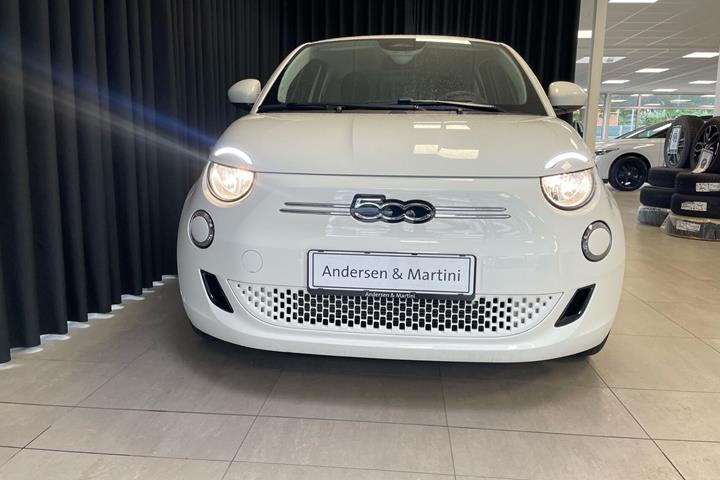Hvid Fiat 500e fra 2023