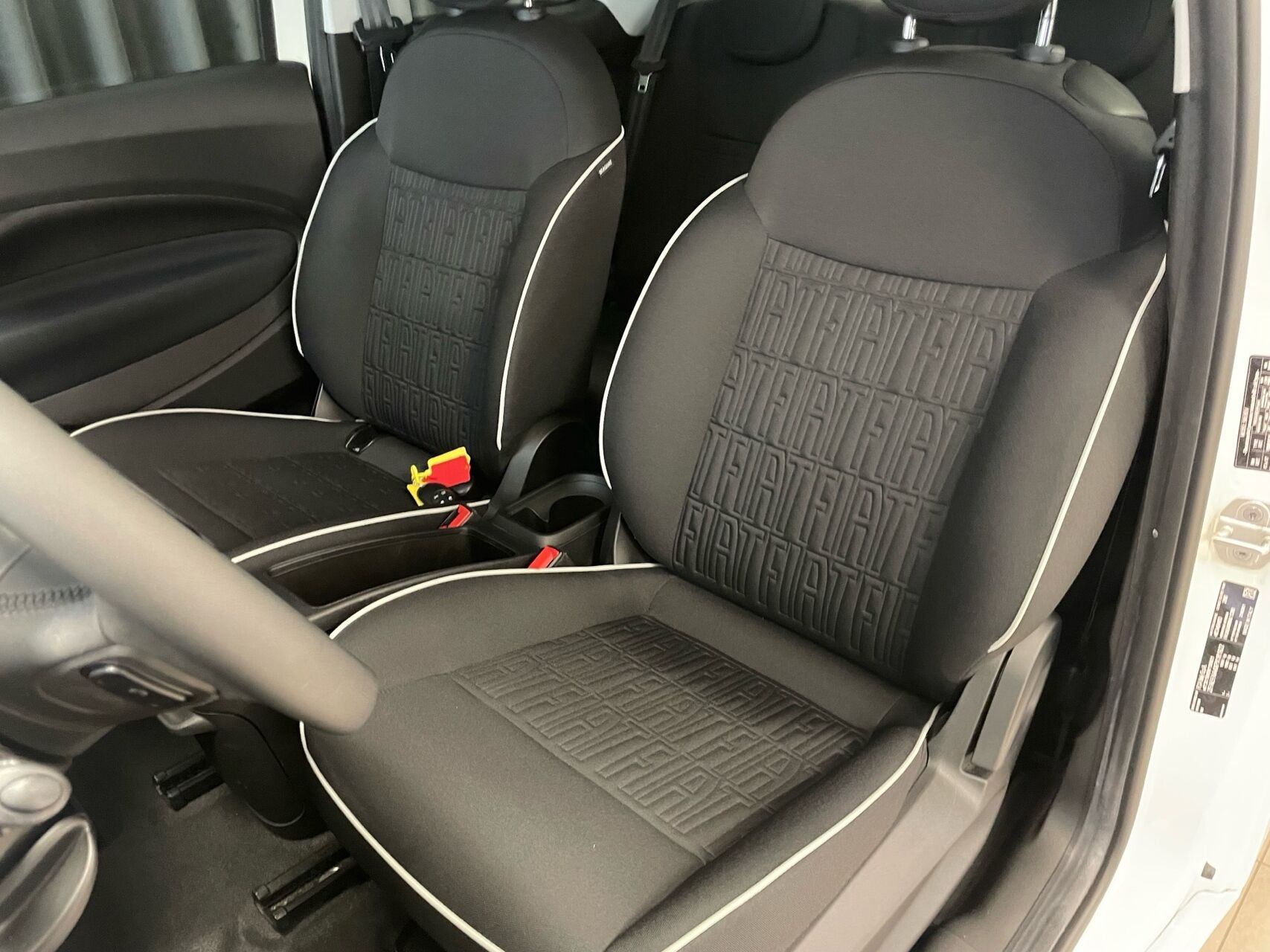 Hvid Fiat 500e fra 2023