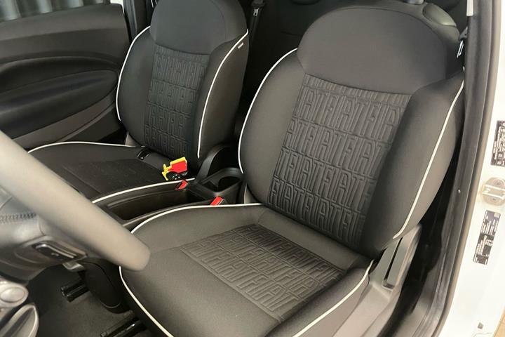 Hvid Fiat 500e fra 2023