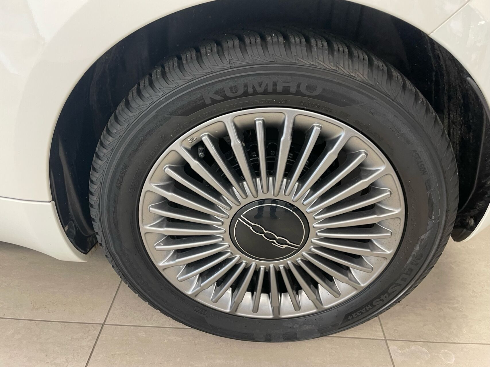 Hvid Fiat 500e fra 2023