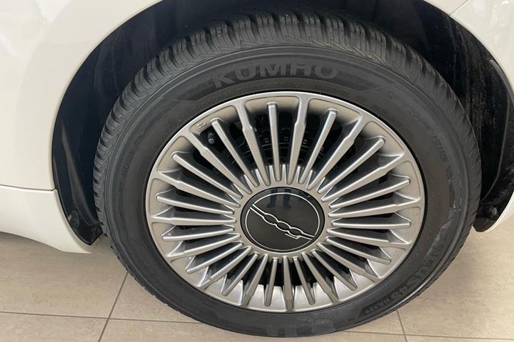 Hvid Fiat 500e fra 2023