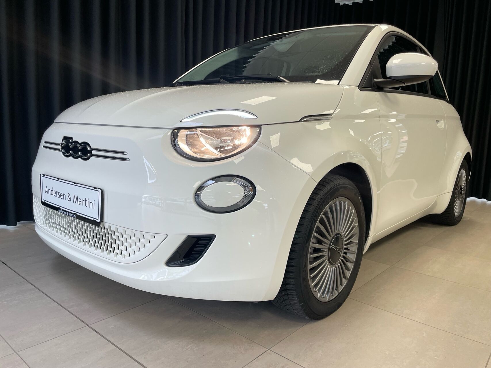 Hvid Fiat 500e fra 2023